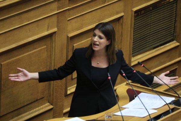 ΣΥΡΙΖΑ: Ο Οικονόμου ειρωνεύτηκε τη βαρηκοΐα της Νοτοπούλου – Απαξιώνει τις ανάγκες των αναπήρων