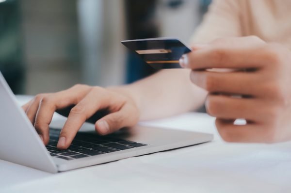 Επιδόματα: Από 15 Μαρτίου οι αλλαγές – Οι καταβολές με προπληρωμένη κάρτα και οι εξαιρέσεις