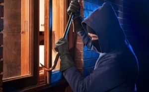 Διαρρήκτης έγινε τσακωτός προσπαθώντας να μπει από το παραθυράκι της κουζίνας