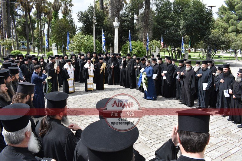 Με κατάνυξη η τέλεση του Ιερατικού Τρισάγιου στον Κήπο των Ηρώων (φωτό & βίντεο)