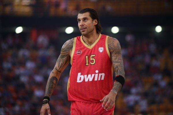 Ο Γιώργος Πρίντεζης βάφτισε την κόρη του στην Αίγινα (pic)