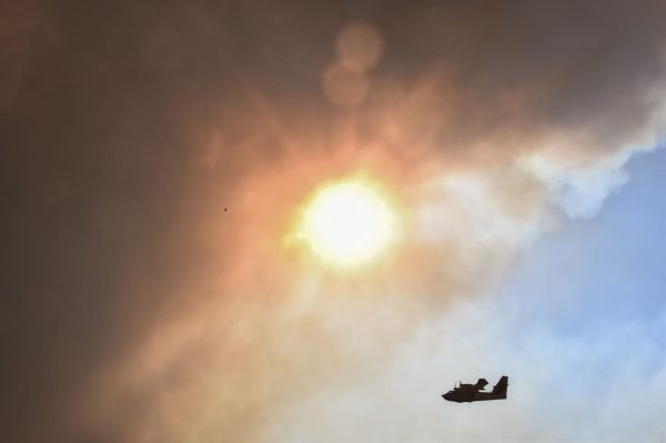 Μεγάλη φωτιά σε δασική έκταση στη Ριτσώνα