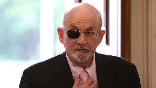 Ο άνδρας που μαχαίρωσε τον συγγραφέα Σαλμάν Ρούσντι για τους «Στανικούς Στίχους» καταδικάστηκε σε 25 χρόνια φυλάκισης