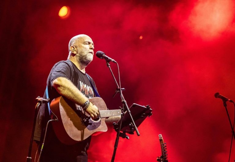 Από τα υπόγεια των ’90 ως το θέατρο Βράχων – Ο Μπάμπης Στόκας και η αλήθεια που αντέχει στον χρόνο