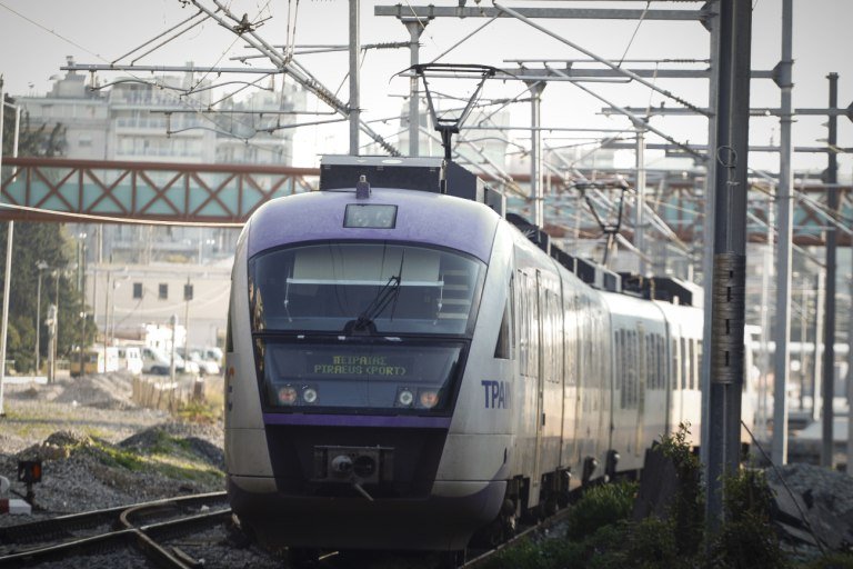 Καθυστερήσεις δρομολογίων του Προαστιακού λόγω διακοπής ρεύματος – Ακινητοποιήθηκαν αμαξοστοιχίες