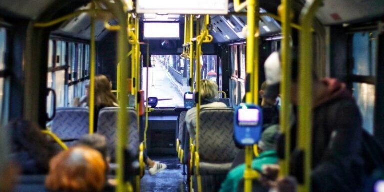 Απίστευτο περιστατικό στα Σπάτα: Άνδρας έβγαλε μαχαίρι μέσα σε λεωφορείο και απειλούσε οδηγό και επιβάτες