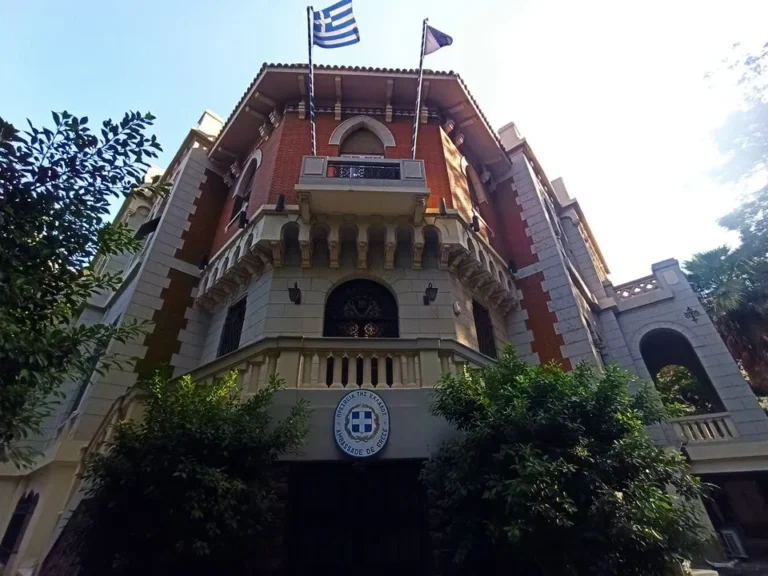 Αφέθηκαν ελεύθεροι οι Έλληνες που κρατούνταν στο αεροδρόμιο του Καΐρου