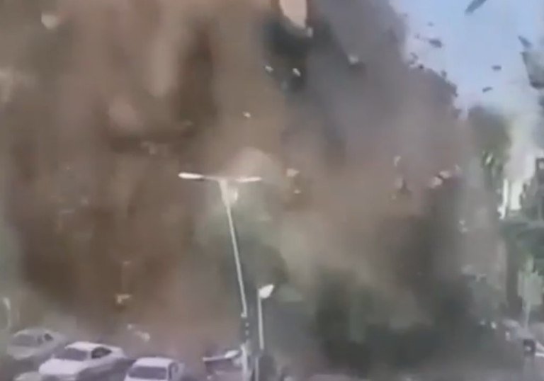 Τεχεράνη: Σοκαριστικό βίντεο από πλήγμα του Ισραήλ κατά τον δωδεκαήμερο πόλεμο – Εκτοξεύτηκαν αυτοκίνητα