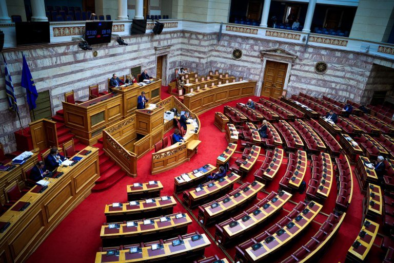 Πυρ ομαδόν της αντιπολίτευσης για τη τροπολογία για την αναστολή ασύλου- Απειλή για τη “ζωή του Έθνους” επικαλείται η τροπολογία