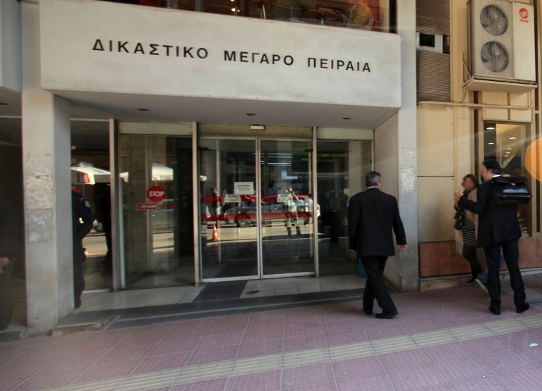 Πειραιάς: Ρομά προπηλάκισαν πρωτοδίκη έξω από τα δικαστήρια – Τι καταγγέλλει ο ίδιος