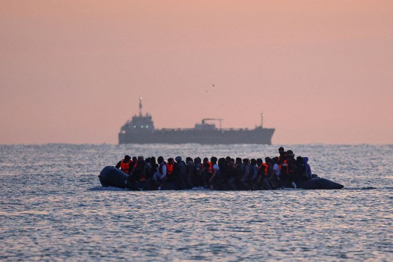 Η Βρετανία ξεκινά επιστροφές μεταναστών στη Γαλλία με νέα διμερή συμφωνία