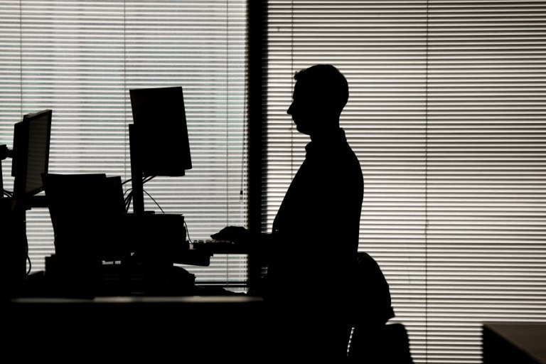 Έλλειψη εργατικού δυναμικού αχνοφαίνεται στην παγκόσμια οικονομία – Λύση τα ξένα «χέρια»