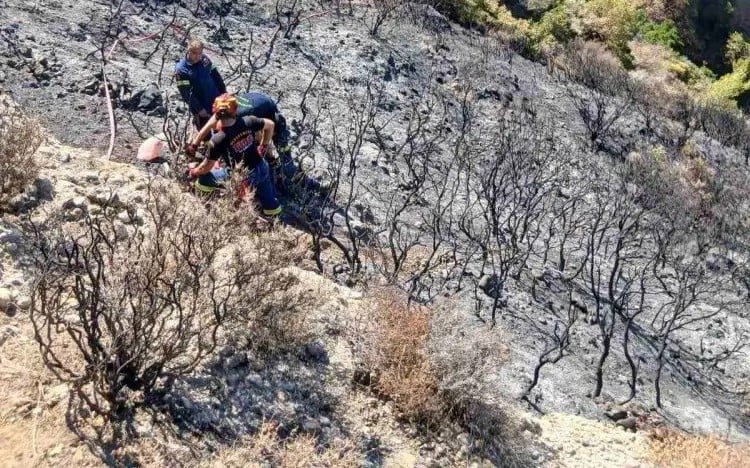 Πάτρα: Σοβαρά τα τραύματα του πυροσβέστη που έπεσε σε χαράδρα