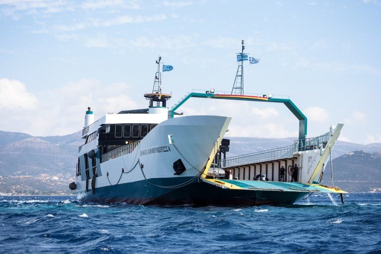 Νέα Στύρα: Ακινητοποιημένο παραμένει το φέρι μποτ που προσάραξε σε ξέρα – Μηνύσεις θα καταθέσουν επιβάτες