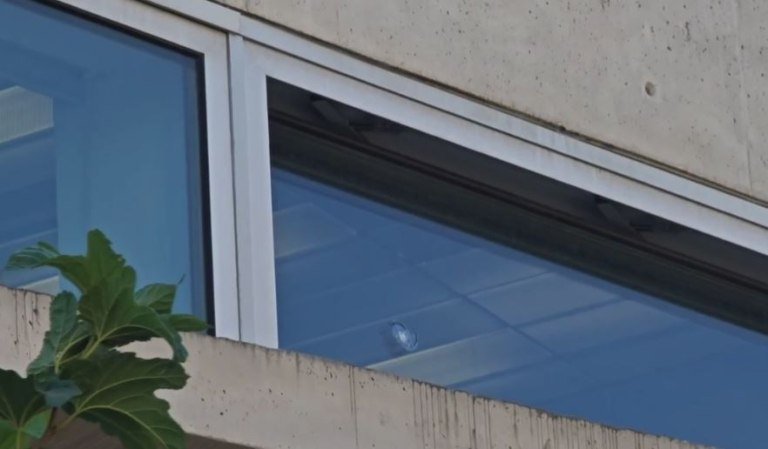 Ταύρος: Τρύπες εντοπίστηκαν σε τζάμια του ΚΕΦΟΔΕ –  Εξετάζεται αν πρόκειται για σφαίρες