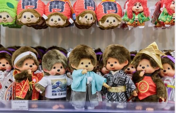 Art Τoy: Τρίζει η καρέκλα των Labubu – Επέστρεψαν τα Monchhichi