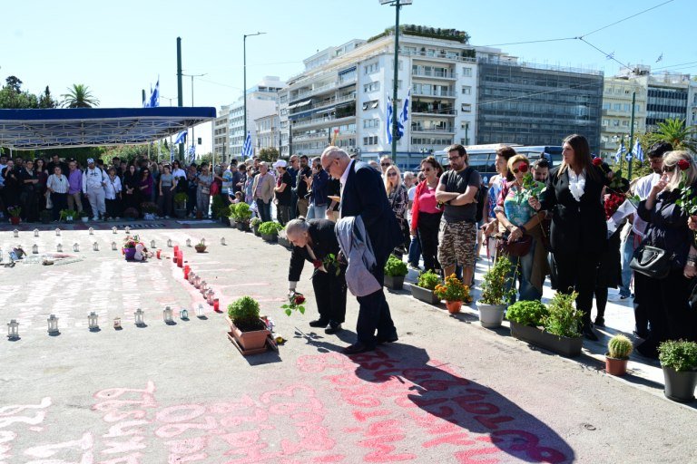 Σύνταγμα: Άφησαν λουλούδια στο μνημείο των θυμάτων των Τεμπών