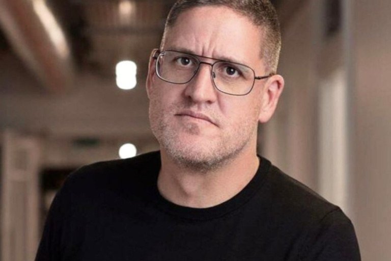 Μύκονος: Εξιτήριο από το νοσοκομείο παίρνει ο Τομ Γκρίνγουντ, 40 ημέρες μετά το τροχαίο με τη γουρούνα