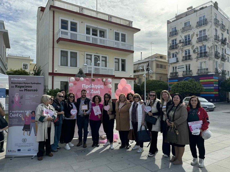 Η πλατεία Μάρκου Μπότσαρη «ντύθηκε» ροζ για την Παγκόσμια Ημέρα κατά του Καρκίνου του Μαστού