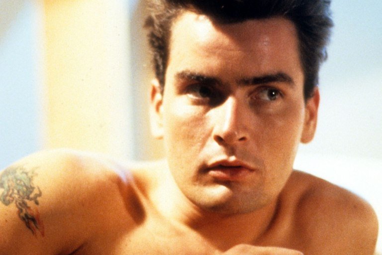 Ο Τσάρλι Σιν διευκρινίζει τις δηλώσεις του για τις σεξουαλικές σχέσεις με άνδρες – «Συγγνώμη για την γραφικότητα»