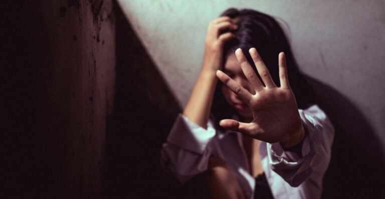 Μενίδι: 14χρονη έγκυος χτυπήθηκε από τη μητέρα της και απέβαλε – Η ανήλικη πήγε στην αστυνομία με το νεκρό βρέφος