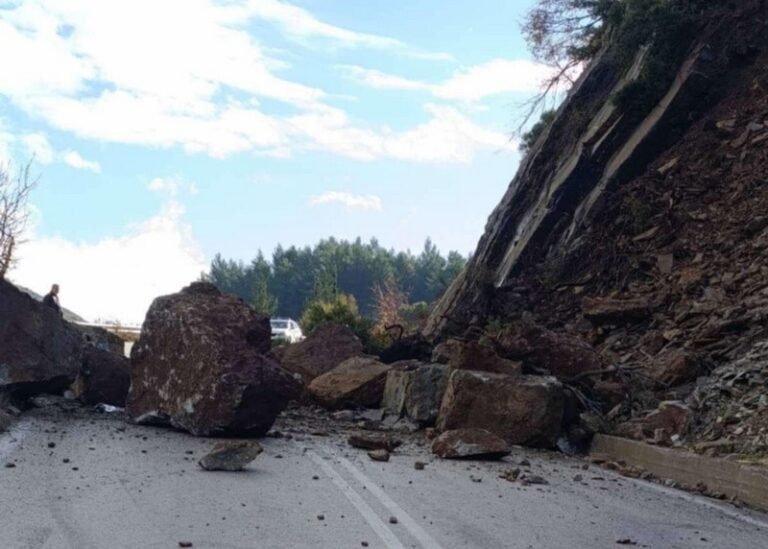 Κατολίσθηση στο δρόμο Αγρίνιο – Προυσός κοντά στο Λαμπίρι – Έκλεισε ο δρόμος (βίντεο, φωτο)