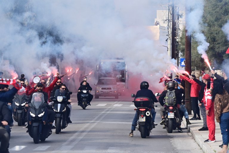 Σύρος: Ο Ολυμπιακός έφτασε στο γήπεδο με τον κόσμο του για συνοδεία (vid, pics)