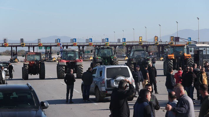 Αγρότες: Αιφνιδιαστικό μπλόκο στα Μάλγαρα και συμβολικός αποκλεισμός των διοδίων – Ένταση στα δικαστήρια της Λάρισας