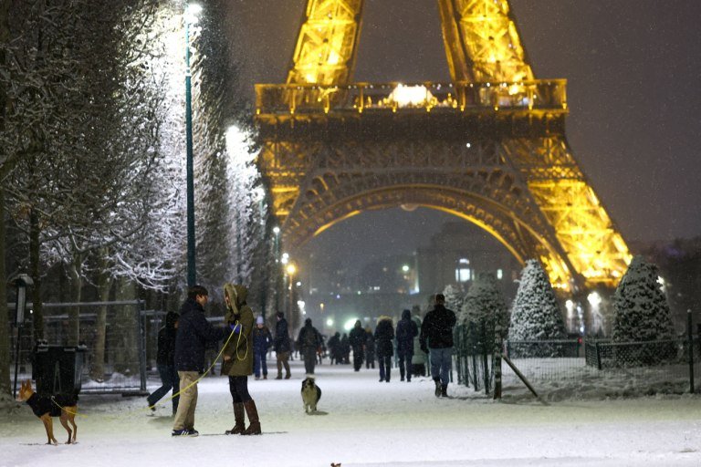 Σφοδρές χιονοπτώσεις και προβλήματα στις μετακινήσεις σε Γαλλία, Ολλανδία και Βρετανία