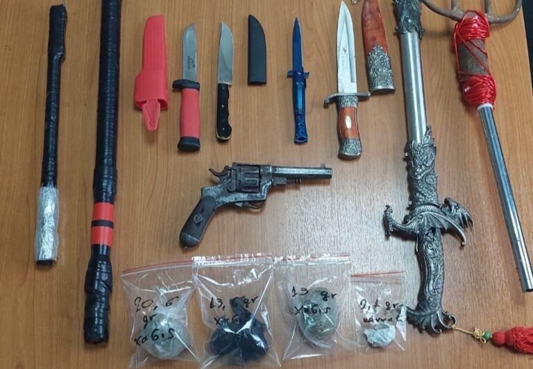 Χειροπέδες σε δύο άνδρες για ναρκωτικά και οπλισμό στο Αγρίνιο