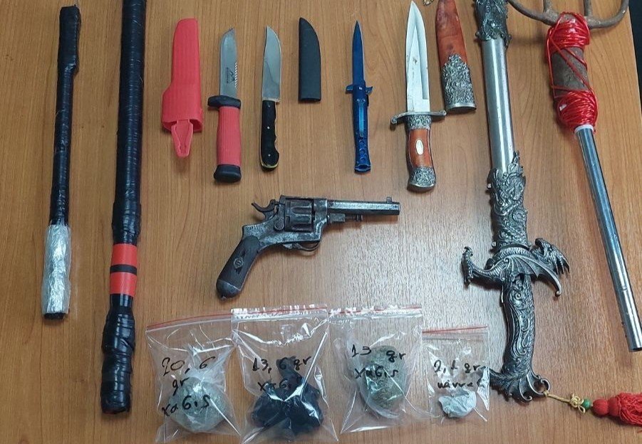 Χειροπέδες σε δύο άνδρες για ναρκωτικά και οπλισμό στο Αγρίνιο