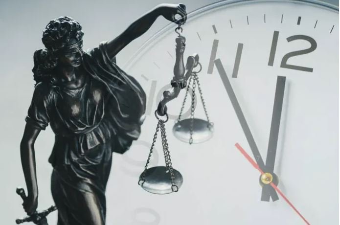 Υποκλοπές: Γιατί είναι σημαντική η κατάθεση Κομνόπουλου στη δίκη και η αφωνία της κυβέρνησης στις μαρτυρίες