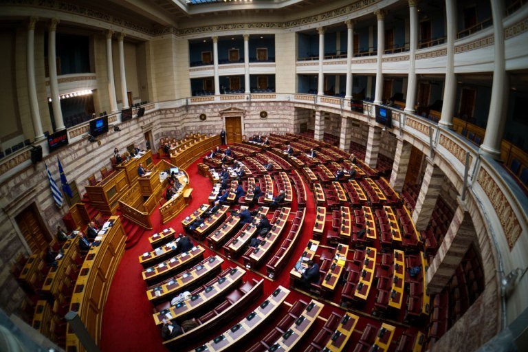 Το 112 ήχησε στη Βουλή και προκάλεσε μίνι αντιπαράθεση – Δείτε βίντεο
