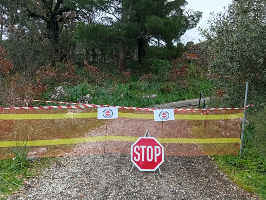 Παραβόλα: Kατολίσθηση στον αρχαιολογικό χώρο – Κλειστό το Κοιμητήριο (φωτο-βίντεο)