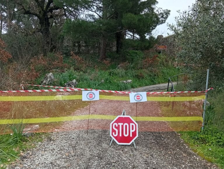 Παραβόλα: Kατολίσθηση στον αρχαιολογικό χώρο – Κλειστό το Κοιμητήριο (φωτο-βίντεο)