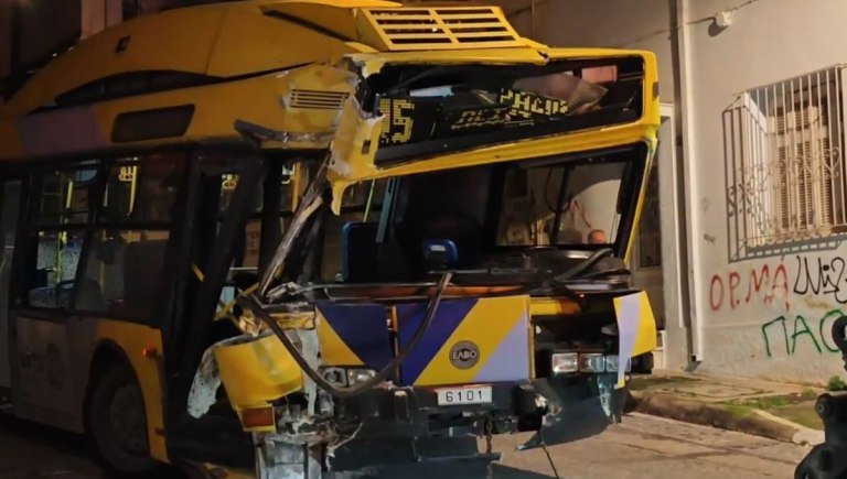 Τροχαίο με τρόλεϊ στα Άνω Πετράλωνα – Έπεσε πάνω σε πολυκατοικία