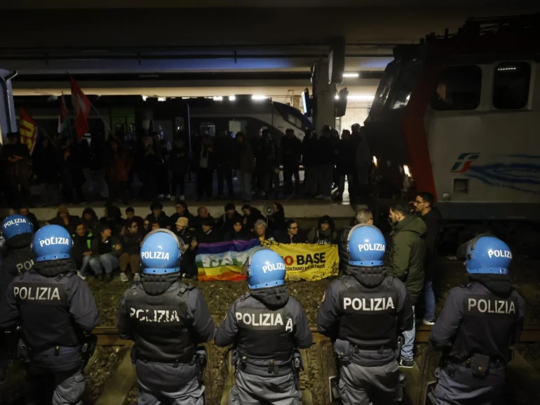 Ιταλία: Διαδηλωτές οργάνωσαν καθιστική διαμαρτυρία στην Πίζα – Εμπόδισαν τη μεταφορά στρατιωτικού υλικού