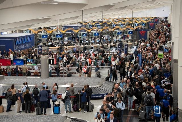 Ο Τραμπ υπόσχεται πως θα καταβληθεί η μισθοδοσία για το προσωπικό ασφαλείας στα αεροδρόμια
