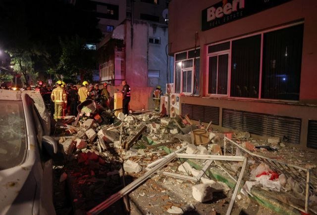Ιράν: 2 νεκροί από «θραύσματα πυραύλων» στο Τελ Αβίβ – Νέα ομοβροντία ιρανικών πυραύλων κατά του Ισραήλ