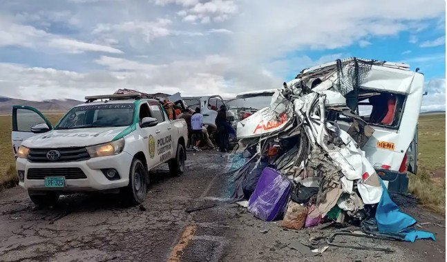 Περού: Τουλάχιστον 13 νεκροί σε σφοδρή σύγκρουση μίνι βαν με νταλίκα