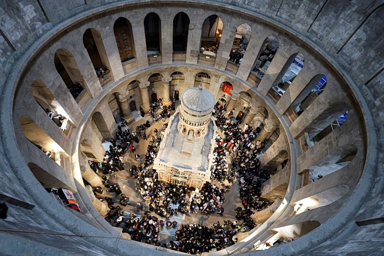 Ιερουσαλήμ: Η τελετή Αφής του Αγίου Φωτός σε ζωντανή μετάδοση