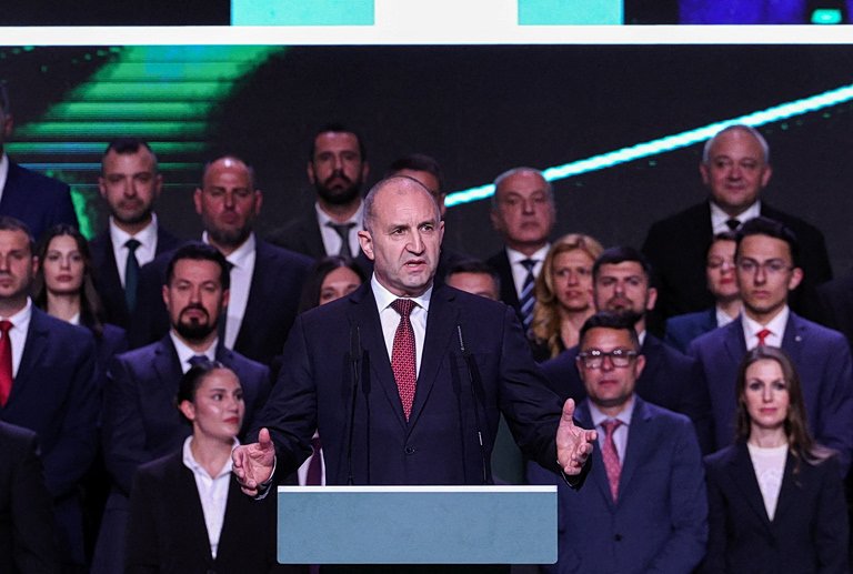 Η Βουλγαρία ψηφίζει την Κυριακή με τον πρώην πρόεδρο Ράντεφ να προηγείται στις δημοσκοπήσεις