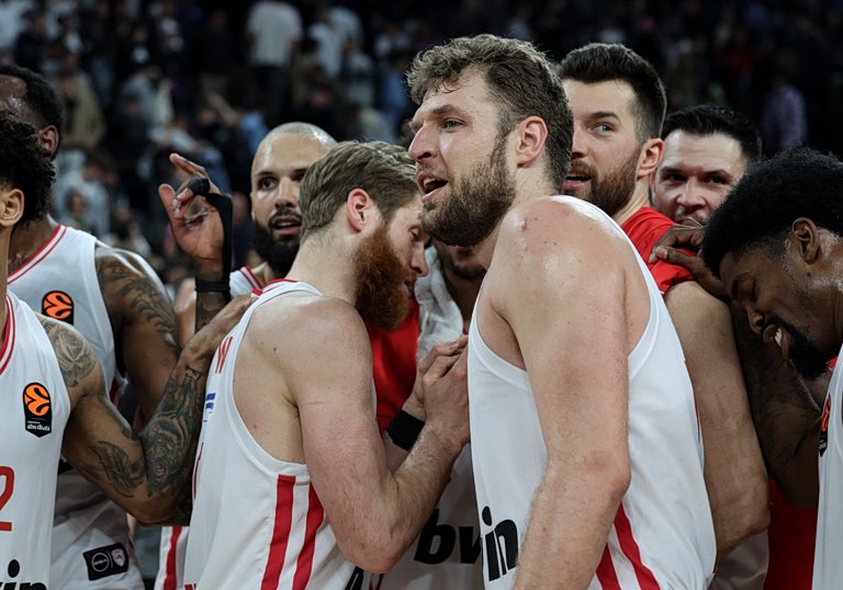 Ολυμπιακός: Η κατάρα της πρώτης θέσης (και άλλες κουταμάρες)