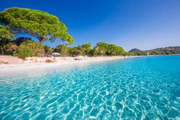 «Απάτητες παραλίες»: Οι 251 που απαγορεύονται ξαπλώστρες και ομπρέλες
