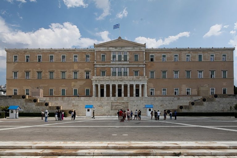 Καταρρέει η πολιτική;