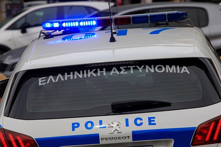 Πειραιάς: Ανήλικοι πέταξαν κροτίδα μέσα σε λεωφορείο – Μία σύλληψη