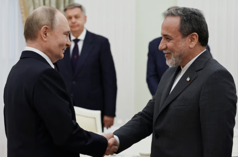 Ιράν: Και το Κρεμλίνο επιβεβαιώνει τη συνάντηση Πούτιν – Αραγτσί «στην Αγία Πετρούπολη»
