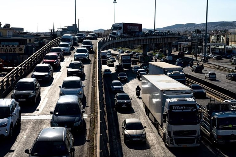 Κίνηση: Μεγάλες καθυστερήσεις σε Κηφισό και Αττική Οδό