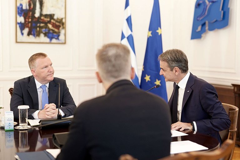 Το σκάνδαλο των υποκλοπών σκεπάζει το Μαξίμου και ο Μητσοτάκης μιλά για βελτίωση για το Κράτος Δικαίου