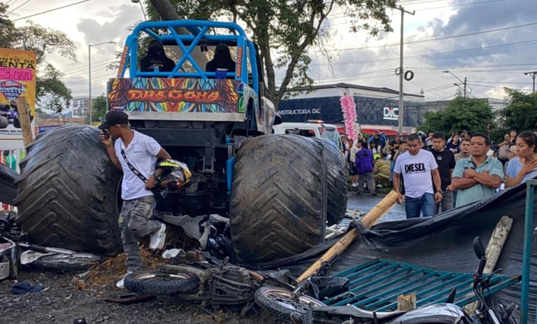 Monster Truck στην Κολομβία παρέσυρε τουλάχιστον 38 άτομα – Δύο άτομα έχασαν τη ζωή τους (βίντεο)
